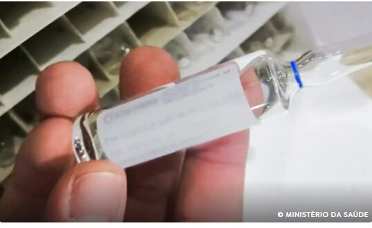 Ministério da Saúde distribui mais 1.125 frascos de etanol farmacêutico a nove estados para tratar casos de intoxicação por metanol.