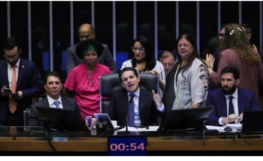 Deputados aprovam projeto que garante até dois dias de licença por mês para mulheres com sintomas menstruais graves. Segue ao Senado.