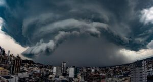 Ciclone impulsionado por rio atmosférico deve provocar tempestades severas no feriado de 12 de outubro no Sul e Centro-Oeste do Brasil.