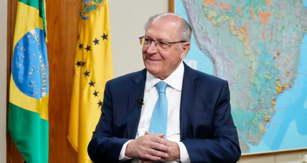 Vice-presidente Geraldo Alckmin viaja à Índia em missão oficial para ampliar comércio, investimentos e gerar empregos bilateralmente.