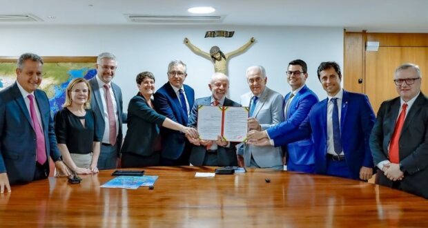 Presidente Lula assinou medidas que regulamentam pesquisa clínica e ampliam o acesso a especialistas com carretas móveis no SUS.