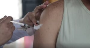 Dia D da vacinação acontece neste sábado (18) com vacinas gratuitas, atividades culturais e o tema “Vacina é vida”.