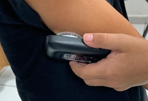 Crianças e adolescentes com diabetes em Caraguatatuba participam de treinamento sobre acompanhamento e uso do FreeStyle Libre 2.