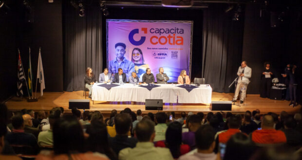 Prefeitura de Cotia lança o Programa Capacita Cotia para promover cursos gratuitos e conectar empresas à mão de obra local.