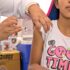 Prefeitura de Cotia realiza ação de atualização de vacinas para crianças e adolescentes até 14 anos no Shopping Granja Vianna.