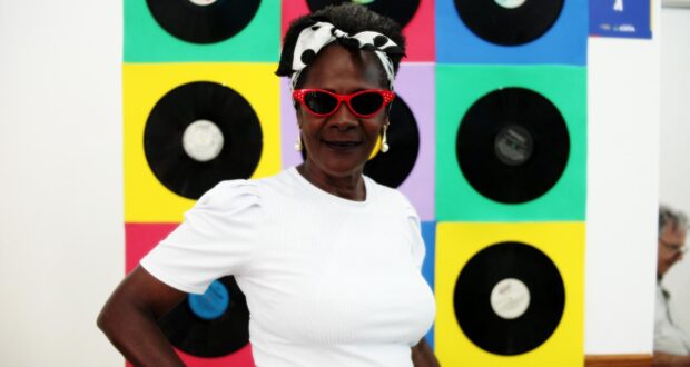 Com música ao vivo e muita animação, Cotia promove o Baile 60+ Anos 60 no Espaço Rejuvenescer para celebrar a melhor idade.