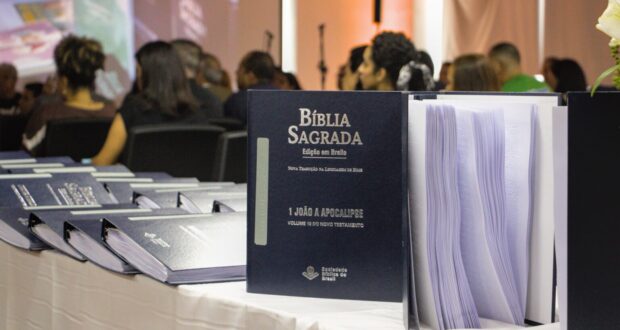 Prefeitura de Cotia recebe Bíblia Sagrada em Braille, doada pela SBB em evento com apoio da Igreja Batista da Granja Viana.