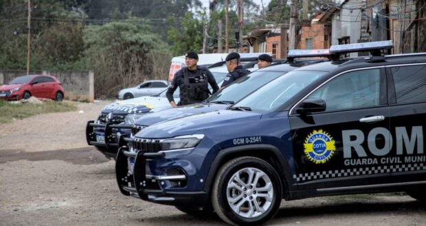 Após casos de vandalismo, GCM de Cotia reforça patrulhamento e blitzes nos bairros Arco Verde e Panorama para aumentar a segurança.