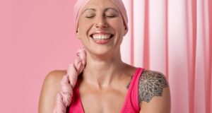 Campanha Outubro Rosa em Cotia arrecada lenços para mulheres em tratamento no Inca e promove roda de conversa.