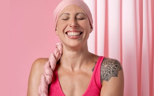 Campanha Outubro Rosa em Cotia arrecada lenços para mulheres em tratamento no Inca e promove roda de conversa.