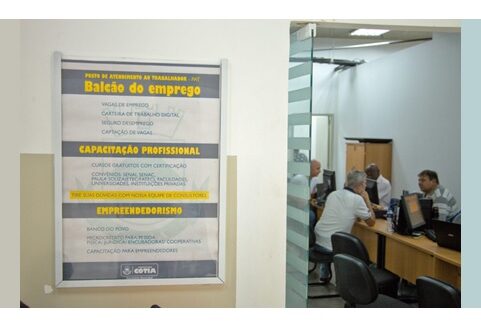 Mais de 50 vagas estão abertas no PAT de Cotia. Candidatos podem se inscrever nesta semana para diversas funções disponíveis.