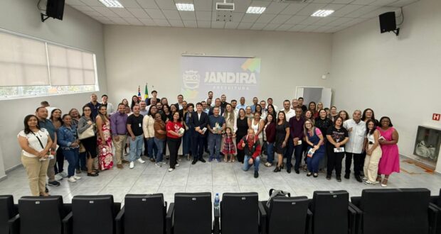 andira lança o Programa Famílias Fortes em escolas e CRAS, com ações de prevenção e fortalecimento de vínculos familiares.