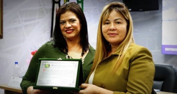 Em Sessão Solene, Câmara de Osasco concede o Cartão de Prata à escritora e professora Rosângela Moura por sua contribuição à cultura.