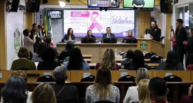 A Câmara de Osasco promoveu palestra sobre o Outubro Rosa com vereadoras, deputada federal e especialista em saúde da mulher.