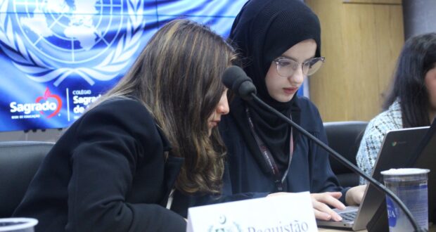Alunos do Colégio Sagrado Coração de Jesus participam do Simulado da ONU na Câmara de Osasco e debatem temas globais.