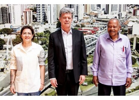 Câmara de Osasco homenageia médicos no Programa Nossa História, destacando sua importância para a saúde e a sociedade.
