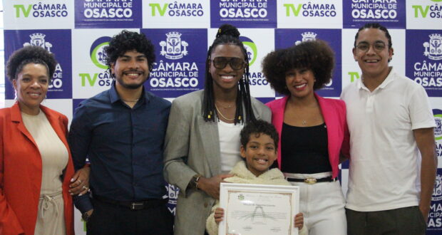Garotos de até sete anos vibram no Plenário Tiradentes após conquistarem o vice-campeonato da Série Prata do Paulista de Futsal.