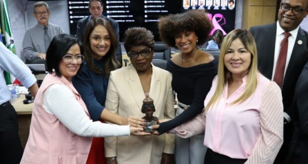 Sessão da Câmara de Osasco homenageia profissionais da educação, esporte e saúde, com destaque para a apóstola Ernestina Matias.