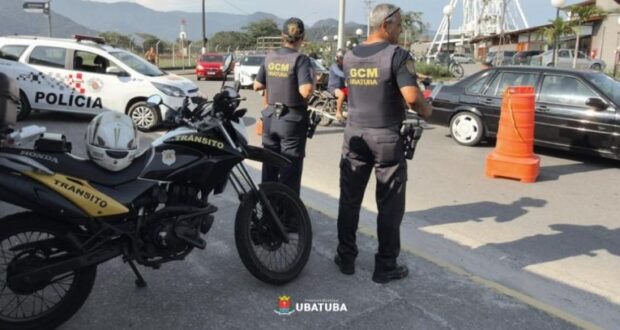 Diretoria de Trânsito de Ubatuba realiza ação com bafômetro na Rua Guaicurus para conscientizar motoristas sobre beber e dirigir.