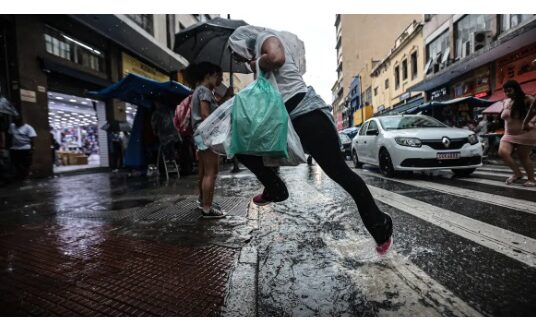 Avanço de frente fria muda o tempo em SP, com pancadas de chuva, ventos fortes e queda gradual de temperatura até quarta-feira.