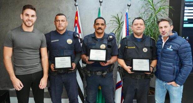 Prefeito de Cajamar presta homenagem a guardas municipais que salvaram a vida de um bebê engasgado, reconhecendo coragem e dedicação.