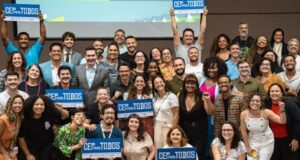 Governo do Brasil anuncia que todas as favelas têm CEP, durante seminário sobre moradia e reconhecimento das periferias brasileiras.