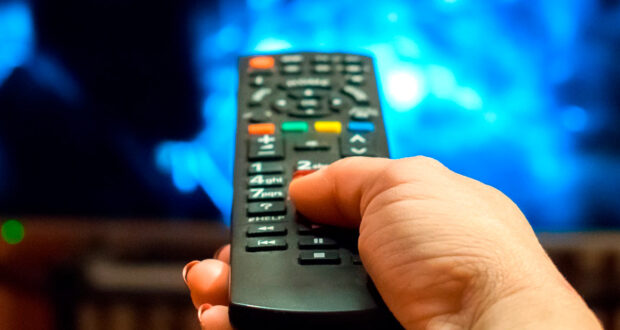 Em SP, 63% dos usuários acessam a internet via Smart TV em 2024, crescimento de 56 pontos percentuais em dez anos, segundo Seade SP TIC.