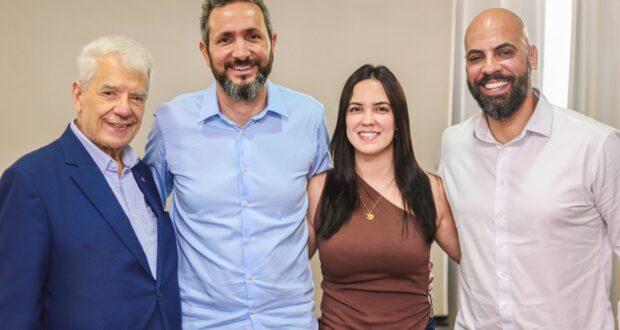 Legenda foto: Pedro Sotero, sua esposa Juliana Lourenço, o prefeito Gerson Pessoa e Francisco Rossi