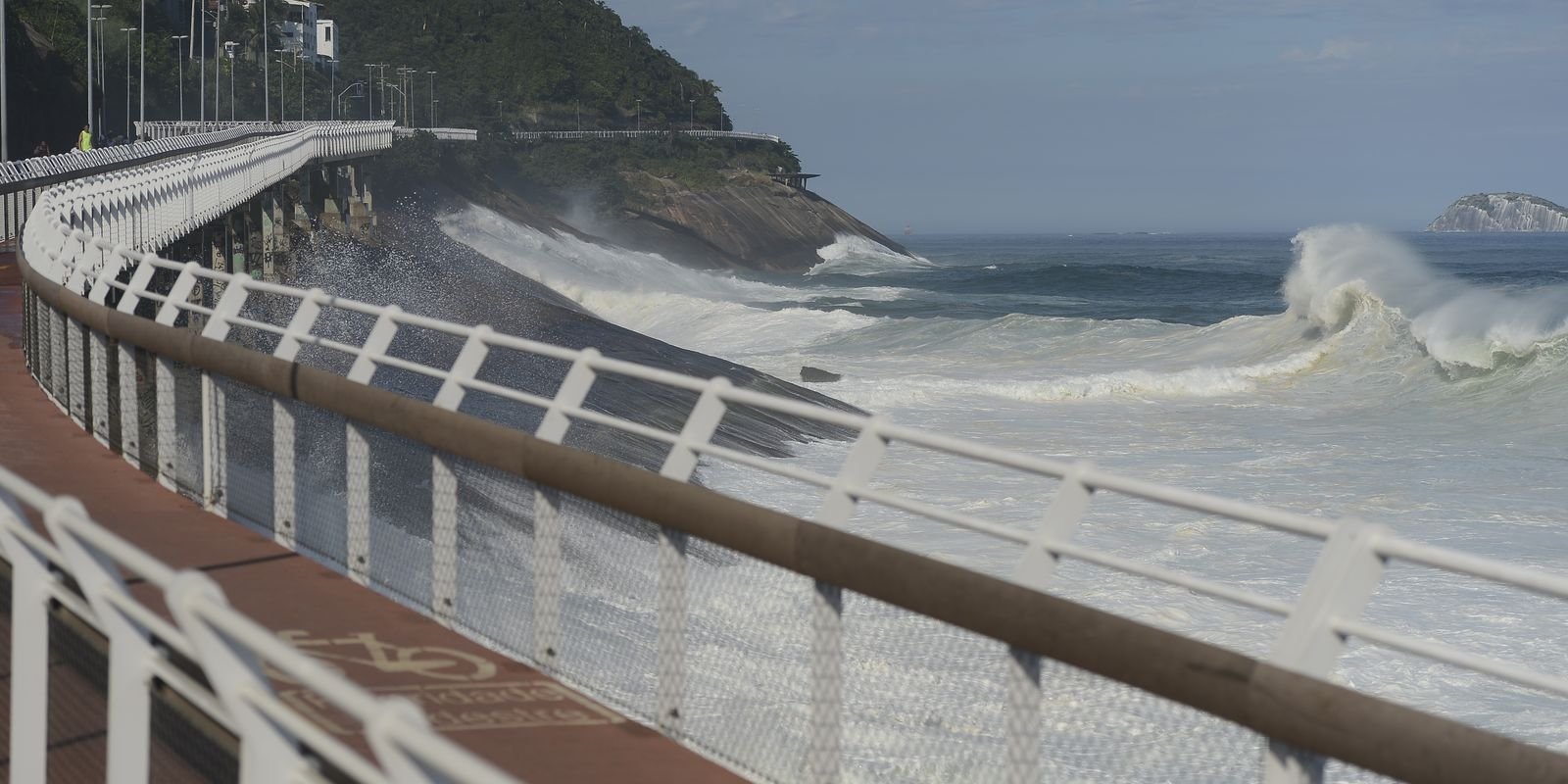 Rio de Janeiro em Alerta Máximo: Ressaca Fecha Ciclovia Tim Maia e Demanda Cautela Costeira